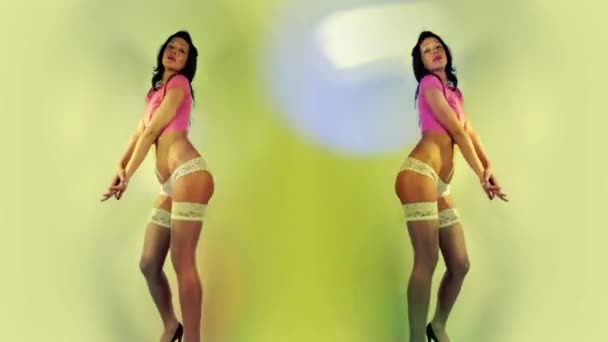 Una donna super sexy balla e prende in giro in lingerie — Video Stock