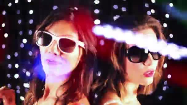 Dos mujeres sexy bailan con luces de discoteca superpuestas — Vídeos de Stock