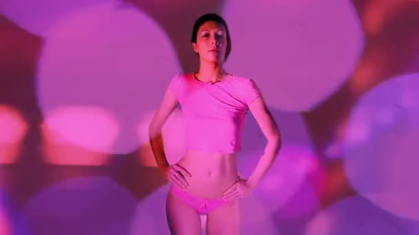 Groen scherm sexy disco dancer tegen disco abstracte achtergrond — Stockvideo