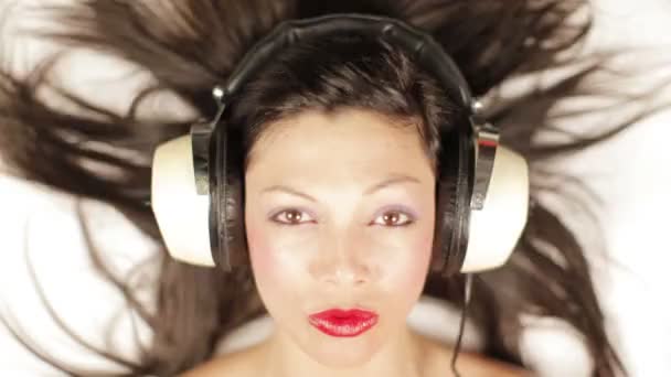 Stoppa vinkar av flickans ansikte med massor av olika retro hörlurar — Stockvideo