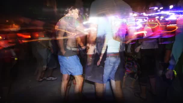 Technique de tir à longue exposition pour capturer la danse sur piste de danse au festival de musique — Video