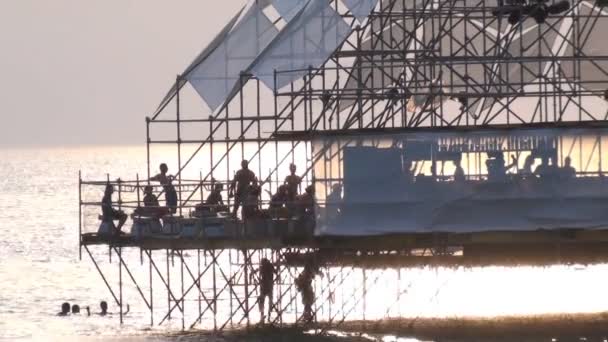 Bailando en el mar en el festival de música en Ucrania — Vídeos de Stock