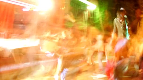 Довга розкрита послідовність знімків танців натовпу — стокове відео
