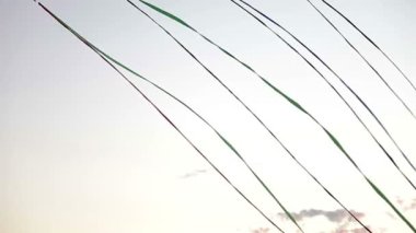 birlikte havada uçan bir satır ucurtmalar bağlı