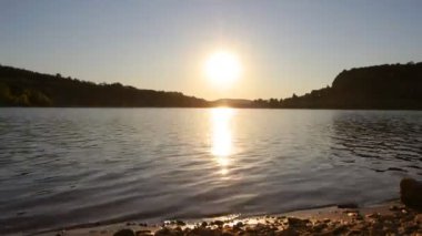 Fransa'da bir göl güneş ayarına Timelapse
