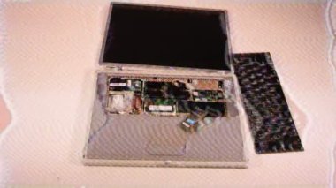 eski bir laptop parçalara atılıyor