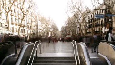 Metro giriş yukarı ve aşağı gidiyor