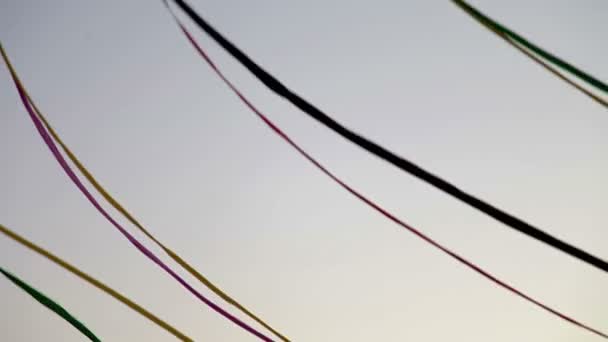 风筝的线连接在一起在空中飞舞 — 图库视频影像