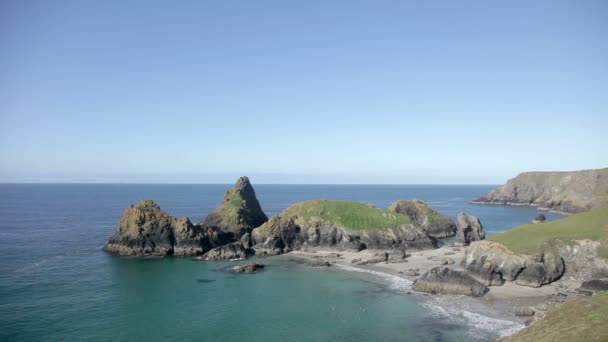 Timelapse de la impresionante y dramática costa en la cala de Kynance — Vídeos de Stock