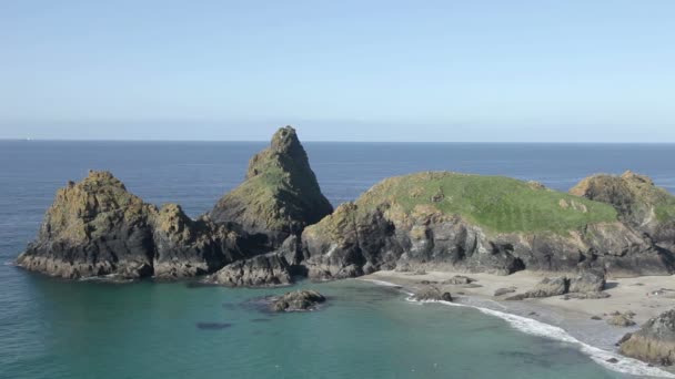 湾 kynance cove で思いがけなく、劇的な海岸線のタイムラプス — ストック動画