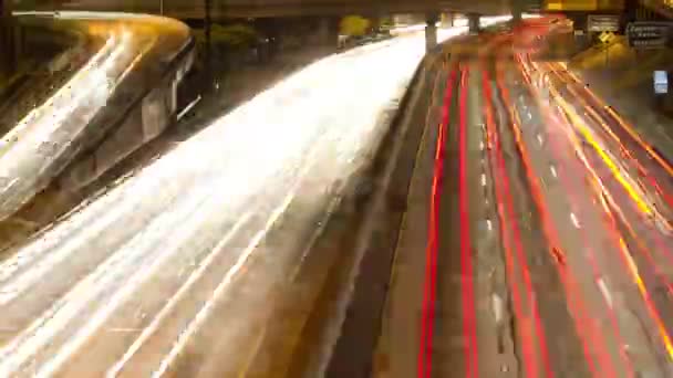 Long exposure timelapse of traffic on freeway in downtown los angeles — Stock Video