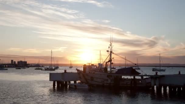 Временной заход солнца в прибрежном городе Ла-Пас — стоковое видео