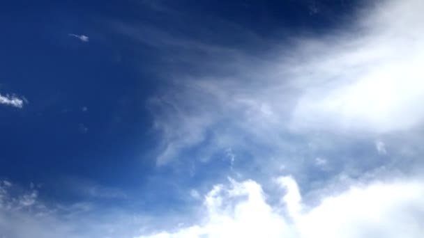 Tiro de hermosas nubes en movimiento y el cielo — Vídeo de stock