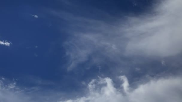 Шот красивых движущихся облаков и неба — стоковое видео