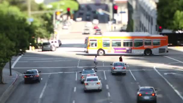 Timelapse de la circulation dans une rue du centre-ville de los angeles — Video