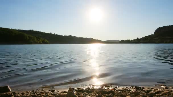 Тімелапс сонця, що встановлюється над озером у Франції — стокове відео