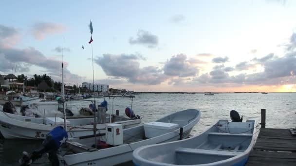 Barche nel piccolo porto di ria largartos villaggio di pescatori — Video Stock