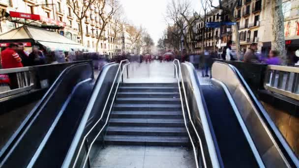 Megy fel és le a metró bejáratánál — Stock videók