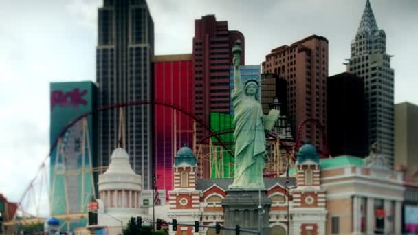 Panning timelapse shot of the new york hotel, casino and the strip with traffic — Stock Video