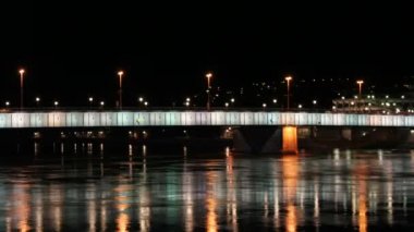 linz, Avusturya Bridge'de nehirden yansıyan ışıklar