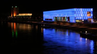 bir köprüden nehre kunstmuseum yansıyan ışıklar