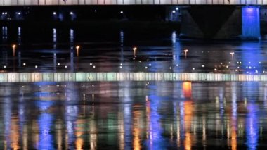 linz, Avusturya Bridge'de nehirden yansıyan ışıklar