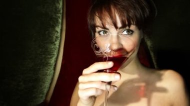 güzel klasik pin-up kızı kokteyl içme bir VIP Club