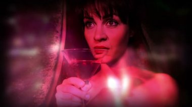 güzel klasik pin-up kızı kokteyl içme bir VIP Club