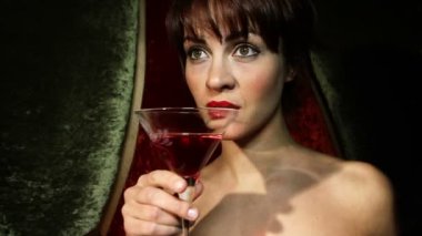 güzel klasik pin-up kızı kokteyl içme bir VIP Club