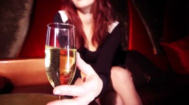 güzel klasik pin-up kızı şampanya içiyor bir VIP Club