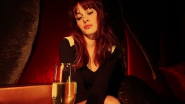 güzel klasik pin-up kızı şampanya içiyor bir VIP Club