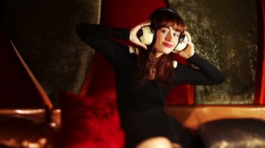 güzel klasik pin-up kızı kulaklık ile dans bir VIP Club