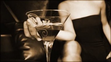 güzel klasik pin-up kızı kokteyl içme bir VIP Club