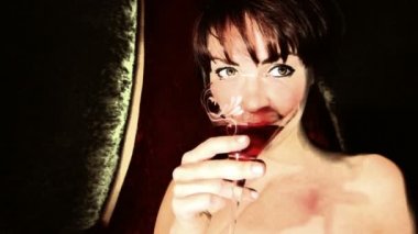 güzel klasik pin-up kızı kokteyl içme bir VIP Club