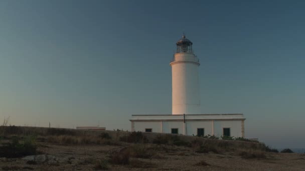 O farol Es Cap de Barbaria em formentera — Vídeo de Stock