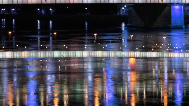 Světla odráží v řece od mostu v Linzi, Rakousko — Stock video