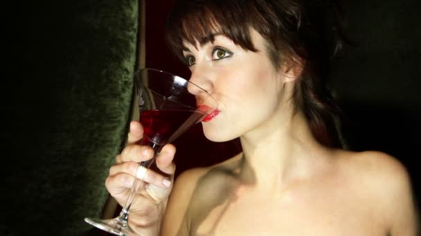 Красива класична дівчина в VIP-клубі, що п'є коктейль — стокове відео