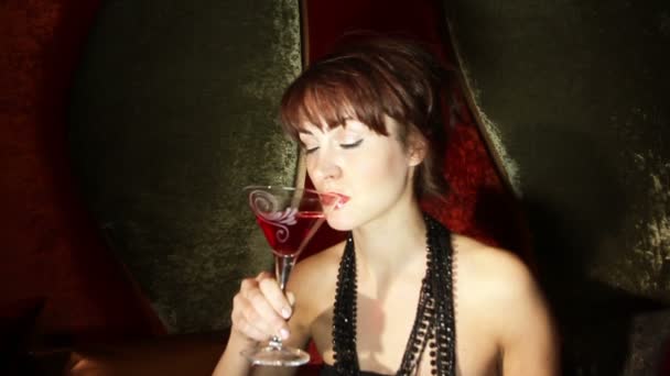 Menina pin-up clássico bonita em um clube VIP beber um coquetel — Vídeo de Stock