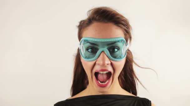 Woman wearing retro goggles making faces — Stock Video