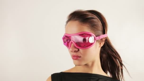 Femme portant des lunettes rétro faisant des visages — Video