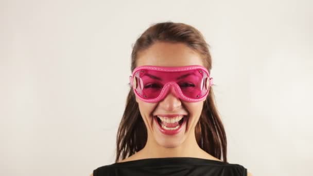 Woman wearing retro goggles making faces — Stock Video