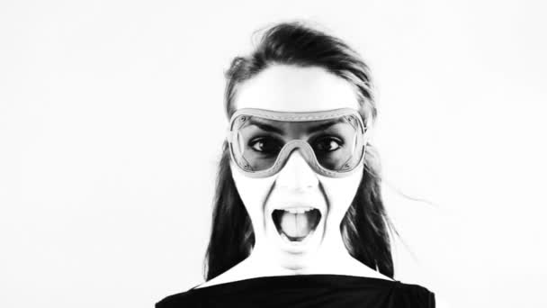 Mulher vestindo óculos retro fazendo rostos — Vídeo de Stock