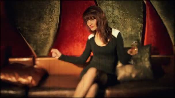 Красивая классическая девушка в VIP клубе, пьет шампанское и танцует — стоковое видео