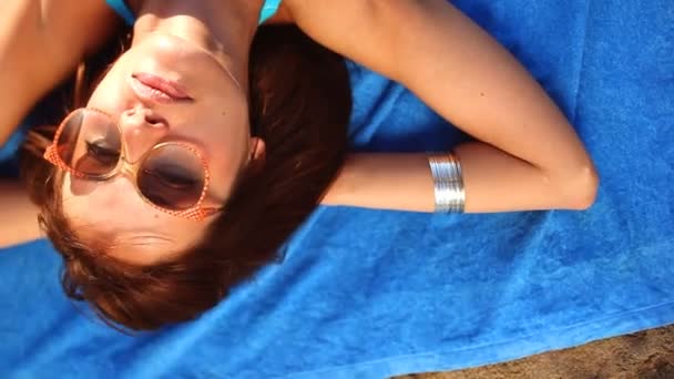 Schönes Mädchen sonnt sich am Strand im Bikini bei Sonnenaufgang — Stockvideo