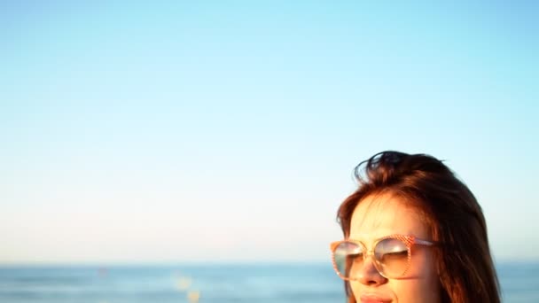 Hermosa chica posa en la playa en bikini al amanecer — Vídeos de Stock