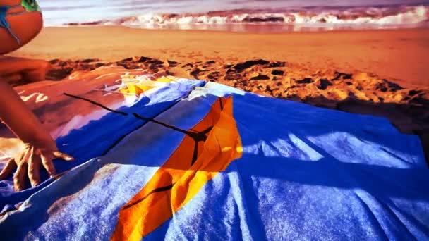 Menina bonita banhos de sol na praia em um biquíni ao nascer do sol — Vídeo de Stock