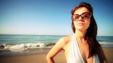 sunrise adlı bir bikini plaj güzel kız dansları
