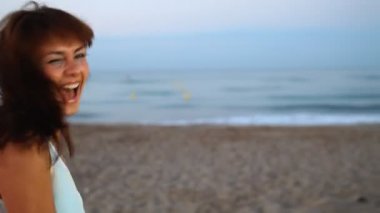 sunrise adlı bir bikini plaj güzel kız dansları