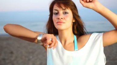 sunrise adlı bir bikini plaj güzel kız dansları