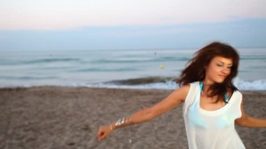 sunrise adlı bir bikini plaj güzel kız dansları